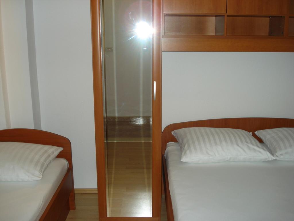 Milic Apartments Макарска Стая снимка