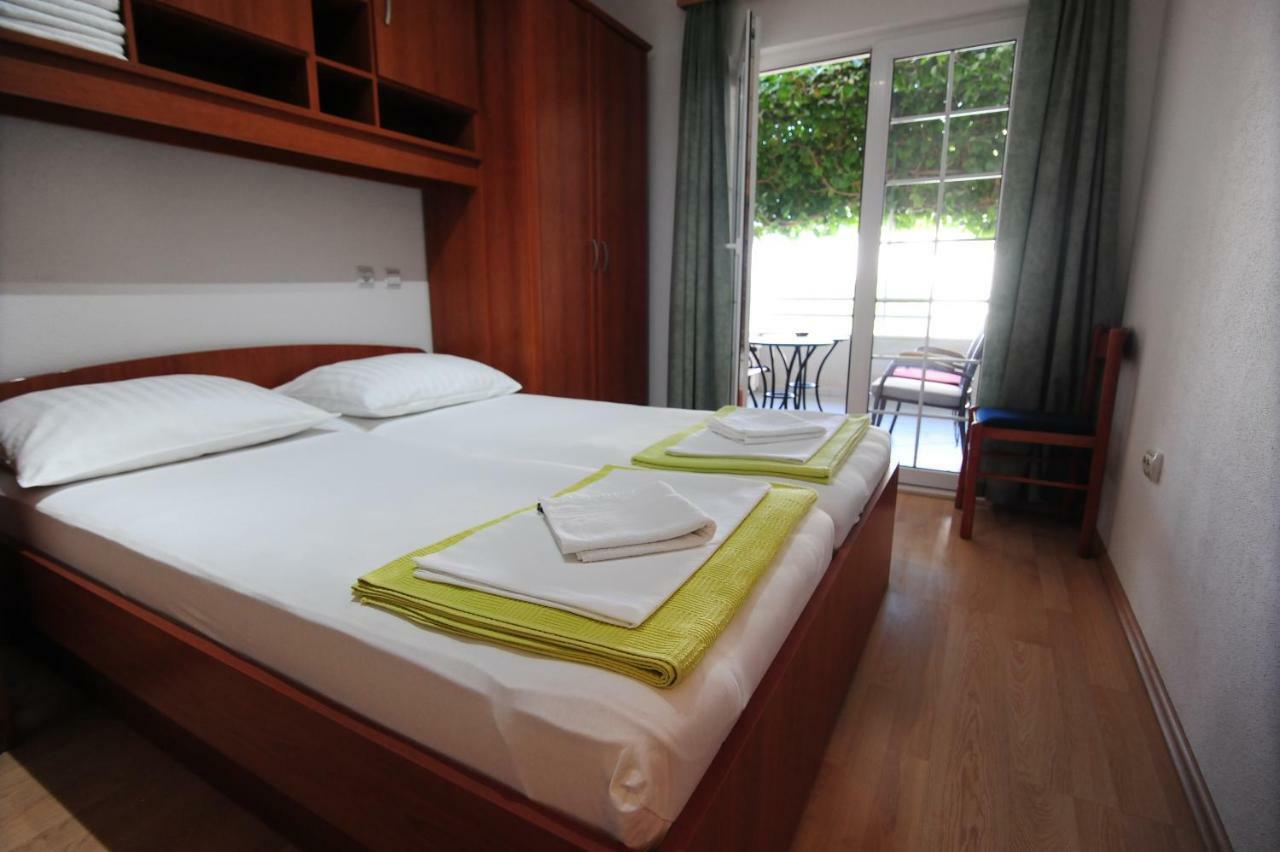 Milic Apartments Макарска Екстериор снимка