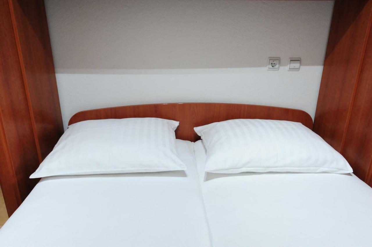 Milic Apartments Макарска Екстериор снимка