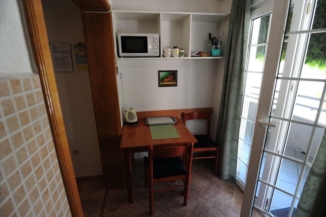 Milic Apartments Макарска Екстериор снимка
